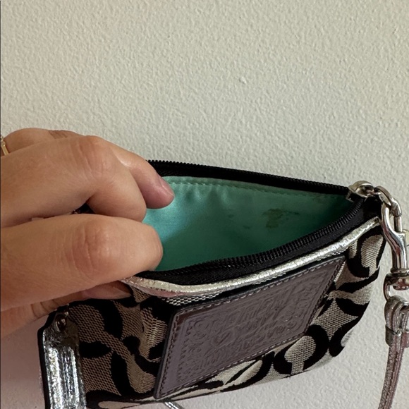 Coach Poppy Wristlet - Picture 4 of 4
